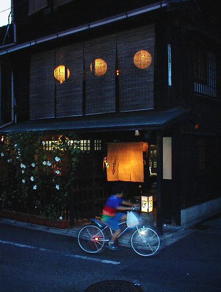 Bicyclist at dusk in Old Japan DSC00308